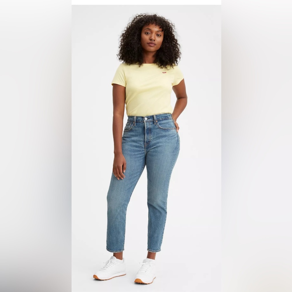 🏷️Levi’s wedgie fit dream wash size 28 NWT, run small